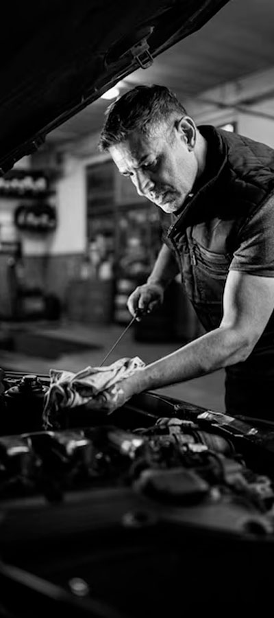 Serviço automotivo - mecânico trabalhando